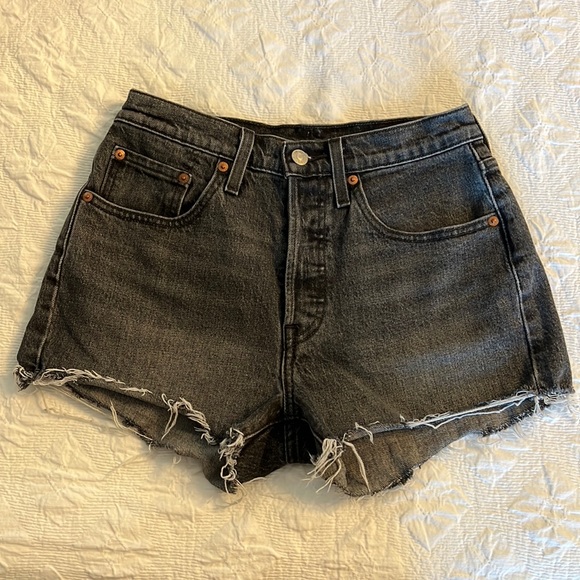 Levi’s 501 Shorts - Picture 1 of 3